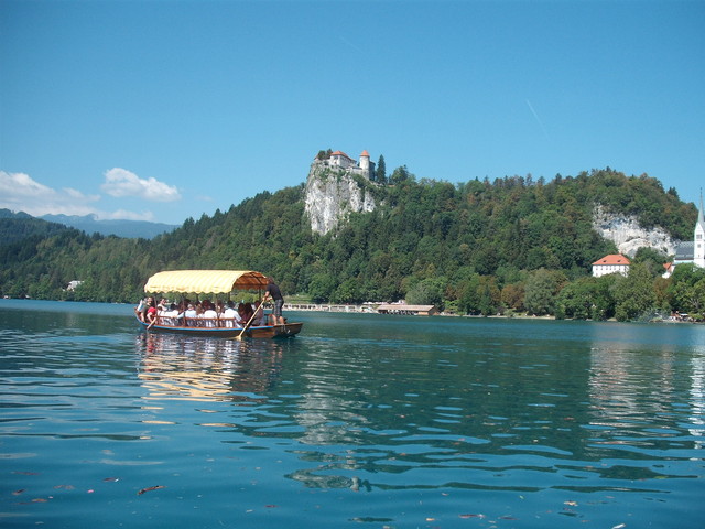 Szlovéniában - Úton a szigetre ,elhaladva a vár alatt