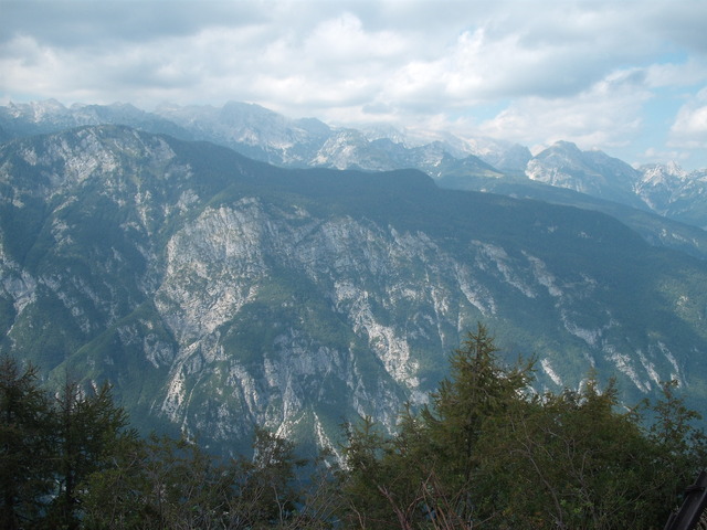 Szlovéniában - Előttünk a 2000 méter feletti hegyormok . Mi ,kétharmadáig jutottunk fel .