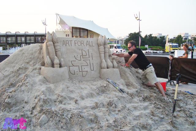 Art for all.الفن للجميع - homok szobrasz munka kozben