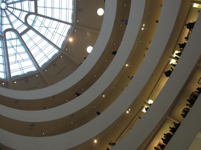 Möbius alla Frank Loyd Wright (Guggenheim Múzeum, New York) )