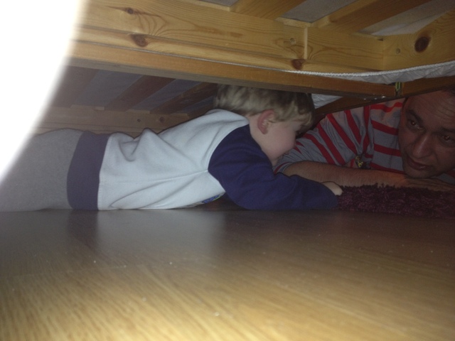 Mobil feltöltések - Az ágy alatt