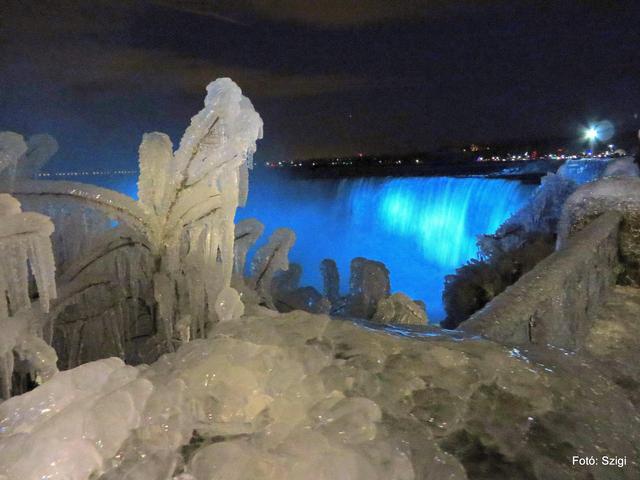 KANADA - Jégbe zárt pillanat a Niagara vízesésnél