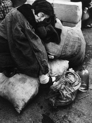 Menekült lány. Madrid, Spanyolország, 1936.