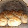 A FRISSEN SÜLT KENYÉR ILLATA  A házi kemencében készült kenyér emlékére