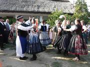 Lassú tempójú vonulós és forgó páros táncok