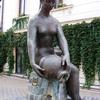 BRONZOS SZÉPSÉGEDDEL…  Veszprémben egy gyönyörű szobornál