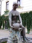 BRONZOS SZÉPSÉGEDDEL…  Veszprémben egy gyönyörű szobornál