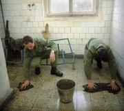 KOPPANÁSTÓL KOPPANÁSIG”  Avagy a folyosói felmosás művészete a katonaságnál.