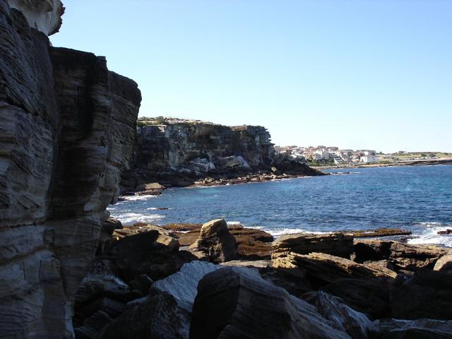 SÉTA COOGEE BEACH ÉS BONDI BEACH  KÖZÖTT - Hatalmas sziklatömbök válnak le, és zuhannak olykor a mélybe.