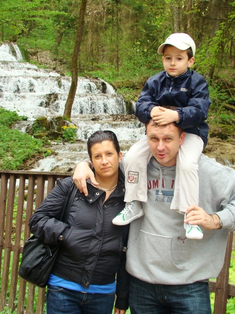CSALÁDOM - Fátyol vízesésnél, Dóri menyem, Szilárd fiam és Dani unokám