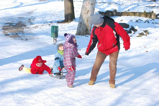 A tél örömei - Anna segít szánkót húzni, Mara pedig lepottyant