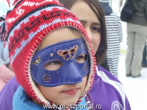 Maskarás gyerekek és bajnok műkorcsolyások a Jégkarneválon