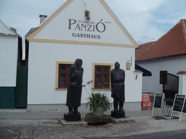 Kirándulás :Kismarton -Sopron - Utcakép szobrokkal Fertőrákoson