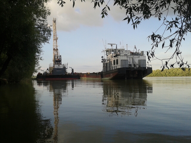 Duna Dombori komp kikötő - Úszódaru és tolóhajó a Duna-Istár folyón 2015 június 21-én