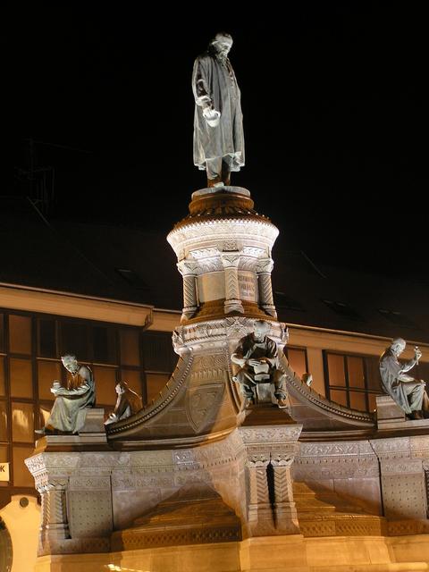 Pécs éjszaka - Zsolnai szobor