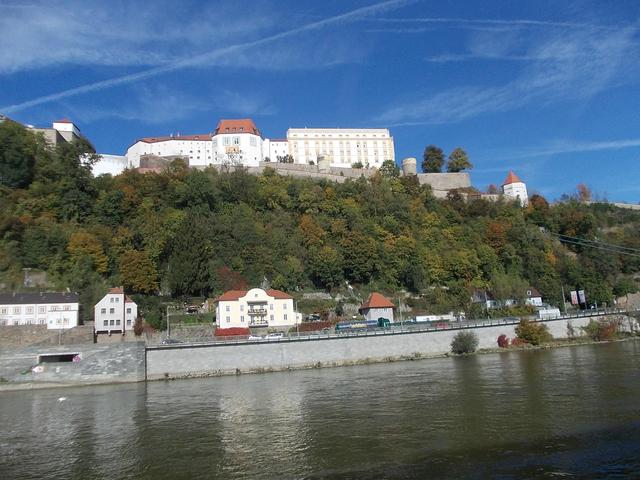 Passau  , a  három  folyó  városa - A  Duna ,  bal partján a  várral