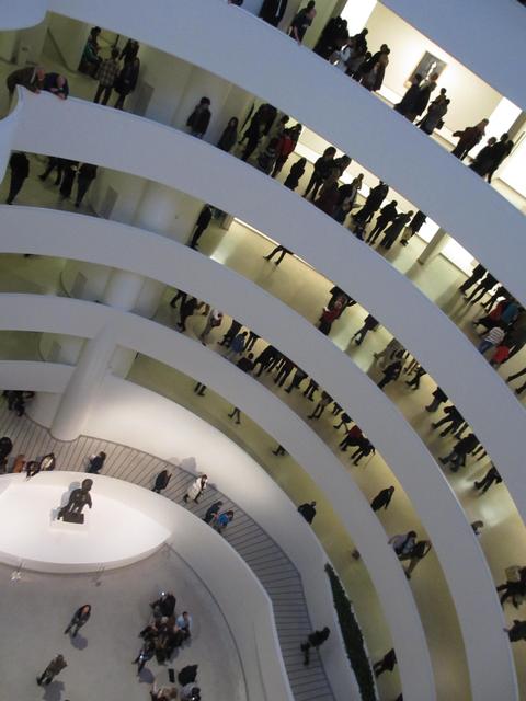 Möbius alla Frank Loyd Wright (Guggenheim Múzeum, New York) )