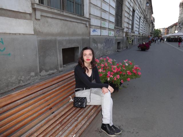 Enikő, jún.2014 - Aliz Temesváron a Városközpontban
